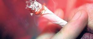 Gesund ist Cannabis-Gebrauch weder für Männer, noch für Frauen. Doch letztere setzen im Fall einer Schwangerschaft auch den Fötus der Droge aus – mit Folgen.