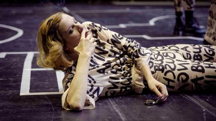 Inga Busch im neuesten Pollesch-Stück „Puntila und das Riesending in Mitte“.