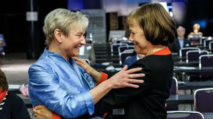 Die westfaelische Praeses Annette Kurschus (rechts) ist neue Ratsvorsitzende der EKD. Ihre Stellvertreterin ist Hamburger Bischöfin Kirsten Fehrs (links). ,