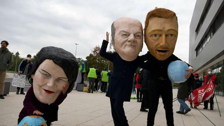 Drei Koalitionspartner- drei Blicke auf die Welt: Eine Außenpolitik aus einem Guss wird in einer Dreierkoalition nicht einfacher. (Archivbild von Demontranten bei den Sondierungsverhandlungen)