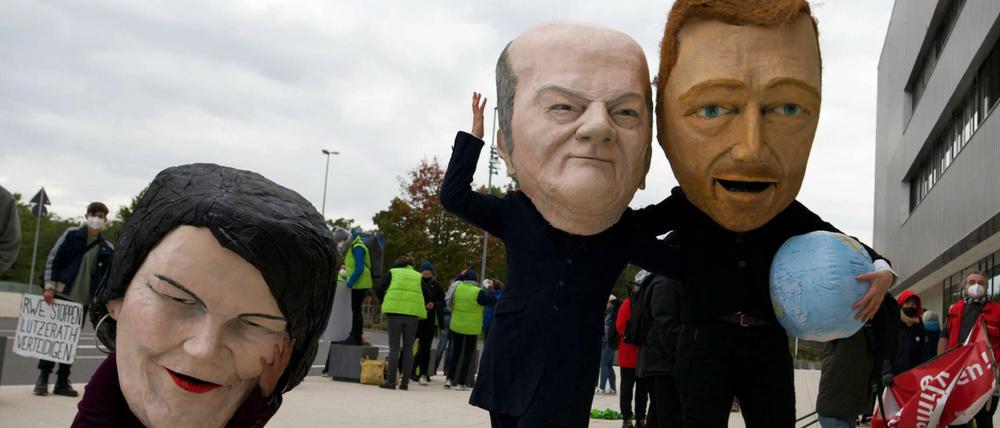 Drei Koalitionspartner- drei Blicke auf die Welt: Eine Außenpolitik aus einem Guss wird in einer Dreierkoalition nicht einfacher. (Archivbild von Demontranten bei den Sondierungsverhandlungen)