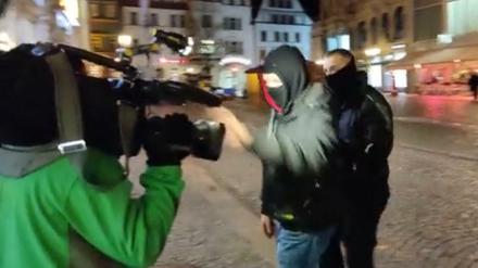 Ein Handyvideo dokumentiert den Angriff auf das MDR-Team in Zwickau. 