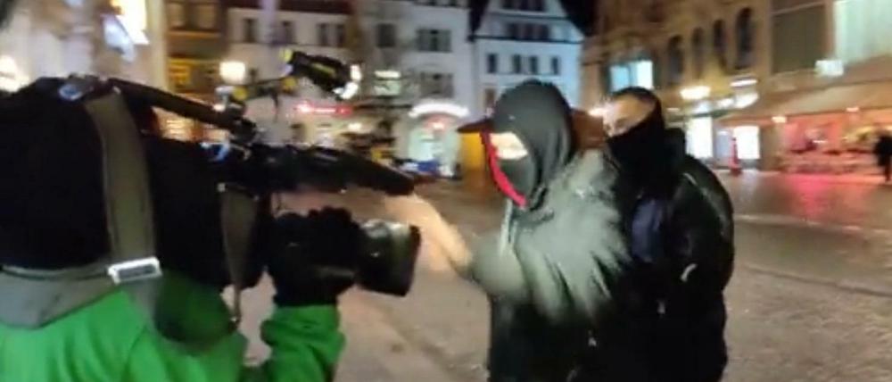 Ein Handyvideo dokumentiert den Angriff auf das MDR-Team in Zwickau.