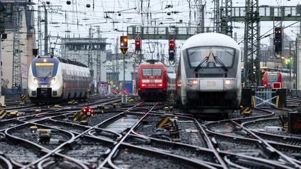 Soll das Gleisnetz bald nicht mehr zur Deutschen Bahn gehören? Die Ampelkoalitionäre sind sich nicht einig.