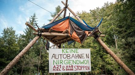 Mit selbst gebauten Baumhäusern und Tripods protestierten Aktivisten gegen den geplanten Autobahnbau und die damit verbundene Abholzung des Forstes.