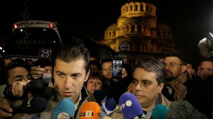 Die Wahlsieger Kiril Petkow (links) und Assen Wassilew von der Antikorruptionspartei "Wir führen den Wandel fort" vor der nächtlichen Silhouette der Alexander-Newski-Kathedrale in Sofia.