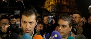 Die Wahlsieger Kiril Petkow (links) und Assen Wassilew von der Antikorruptionspartei "Wir führen den Wandel fort" vor der nächtlichen Silhouette der Alexander-Newski-Kathedrale in Sofia.