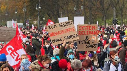 Rund 6000 Demonstranten folgten dem GEW-Aufruf zur Warnstreik-Kundgebung am Brandenburger Tor.