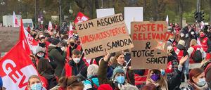 Rund 6000 Demonstranten folgten dem GEW-Aufruf zur Warnstreik-Kundgebung am Brandenburger Tor.