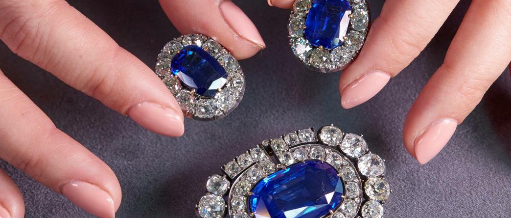 Historischer Saphir und Diamantenbroche und Ohrringe bei einer Auktion von Sotheby's. (Archivbild, 02.11.2021)