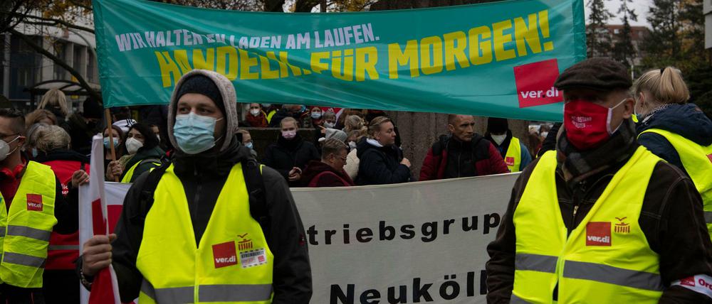 Teilnehmer der zentralen Kundgebung der Gewerkschaft verdi stehen am Dienstag am Rathaus Tempelhof.