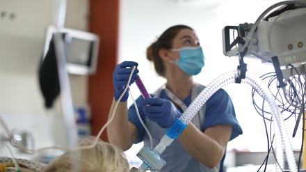 Eine Patientin auf der Intensivstation wird von Krankenschwester Steffi medizinisch versorgt.