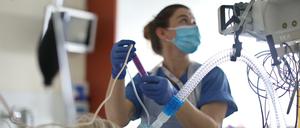 Eine Patientin auf der Intensivstation wird von Krankenschwester Steffi medizinisch versorgt. 