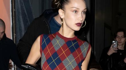 Bella Hadid im vergangenen Jahr in Mailand auf dem Weg zur Modenschau von Fendi.