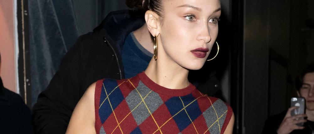 Bella Hadid im vergangenen Jahr in Mailand auf dem Weg zur Modenschau von Fendi.
