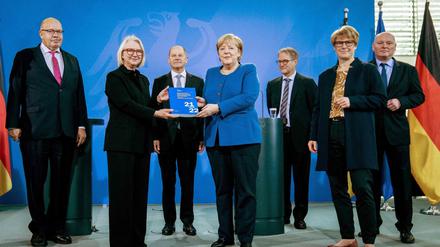Die Wirtschaftsweisen mit der amtierenden Kanzlerin und dem Kanzler in spe: Monika Schnitzer, Olaf Scholz, Angela Merkel, Volker Wieland, Veronika Grimm und Achim Truger. Ganz links Wirtschaftsminister Peter Altmaier. 