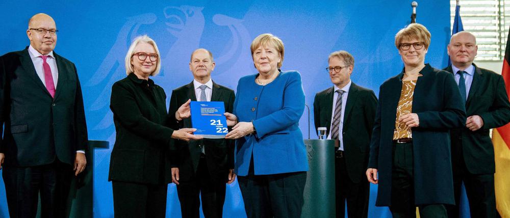 Die Wirtschaftsweisen mit der amtierenden Kanzlerin und dem Kanzler in spe: Monika Schnitzer, Olaf Scholz, Angela Merkel, Volker Wieland, Veronika Grimm und Achim Truger. Ganz links Wirtschaftsminister Peter Altmaier. 