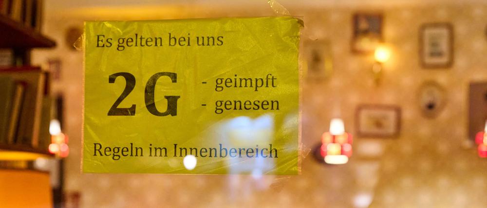 Der Senat hat beschlossen, die 2G-Regel deutlich auszuweiten. Von Montag an sollen nur noch Geimpfte und Genesene Zutritt etwa zu Restaurants haben.