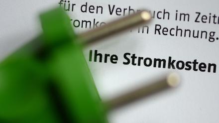 Die Stromkosten steigen. Was tun, wenn der Anbieter nicht mehr liefern kann? Und was muss ich bei einer Kündigung beachten? Dazu gibt die Verbraucherzentrale Auskunft.