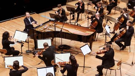 Das Mahler Chamber Orchestra in Berlin, mit Leif Ove Andsnes am Flügel.