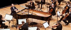 Das Mahler Chamber Orchestra in Berlin, mit Leif Ove Andsnes am Flügel.