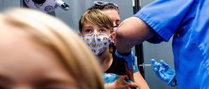 Junge erhält Corona-Schutzimpfung. (Archivbild, 03.11.2021)