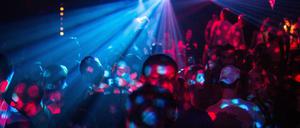 So unbeschwert sah es vor der Pandemie aus: Menschen feiern im Club. Heute gelten strenge Hygiene- und Sicherheitsmaßnahmen.