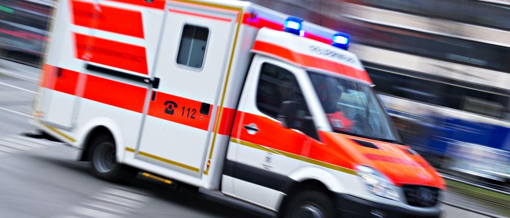 Rettungswagen mit Blaulicht im Einsatz.
