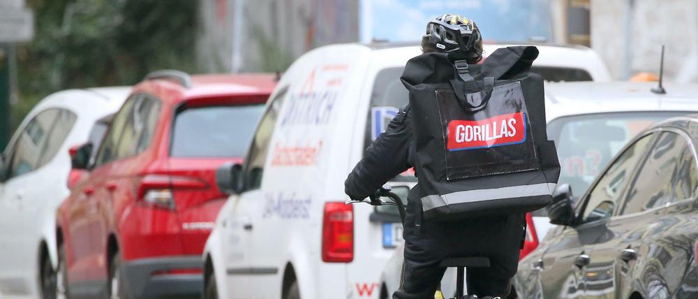 Ein Gorillas-Mitarbeiter radelt durch Berlin.