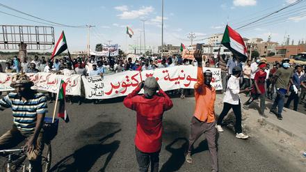 Viele Sudanesen protestieren gegen die Machtübernahme der Militärs. Sie werfen der Armee eine Konterrevolution vor.