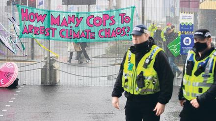 Mit Wortspiel: „Wie viele Cops braucht es, um das Klimachaos wegzusperren?“ Bei der UN-Klimakonferenz in Glasgow, genannt COP 26, kommen die Verhandler der 200 Staaten kaum voran.