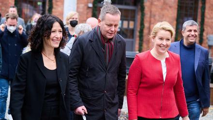 Die Fraktionsvorsitzenden und Spitzenkandidaten der jeweiligen Parteien im Land Berlin Bettina Jarasch, Klaus Lederer und Franziska Giffey gehen auf dem EUREF Campus.