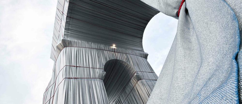 Der verhüllte Arc de Triomphe in Paris, 2021.