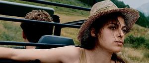 Bergweh. Lara (Guilia Goldammar) lässt ihr Baby in Berlin und fährt zu Schwester Ida.