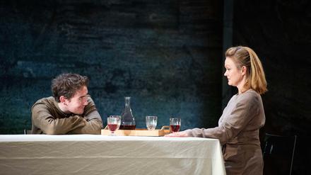 Tarquinius (Sean Boylan) versucht, Lucretia (Caitlin Hulcup) zu verführen. Als das nicht gelingt, vergewaltigt er sie.