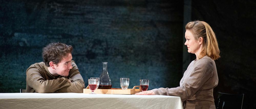 Tarquinius (Sean Boylan) versucht, Lucretia (Caitlin Hulcup) zu verführen. Als das nicht gelingt, vergewaltigt er sie.