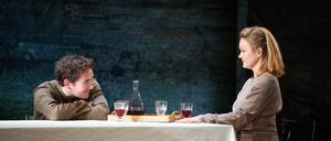 Tarquinius (Sean Boylan) versucht, Lucretia (Caitlin Hulcup) zu verführen. Als das nicht gelingt, vergewaltigt er sie.