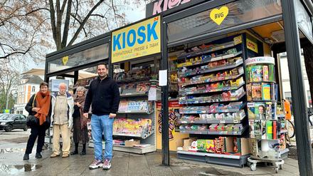 Ugur Ciftci und Nachbarinnen und Nachbarn vor seinem Kiosk am S-Bahnhof Lichterfelde-West.