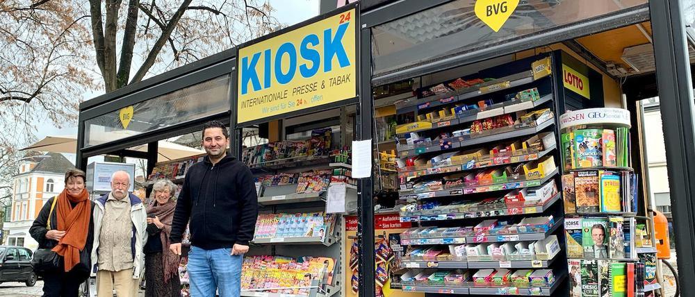Ugur Ciftci und Nachbarinnen und Nachbarn vor seinem Kiosk am S-Bahnhof Lichterfelde-West.