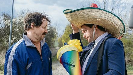 Eines der leisesten und besten Fernseherlebnisse unserer lauten Zeit. Die beiden arbeitslosen Endvierziger Hannes (Ronald Zehrfeld, rechts) und Ralle (Felix Kramer) warten wieder irgendwo in Brandenburg auf den Bus. 