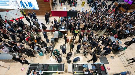 Ein Rauchmelder auf einer Toilette hatte Alarm geschlagen: Chaos im BER-Terminal am vergangenen Sonnabend.