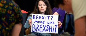 Eine Studentin hält ein selbstgemaltes Plakat mit der Aufschrift Brexit? More like Brexshit in den Händen.