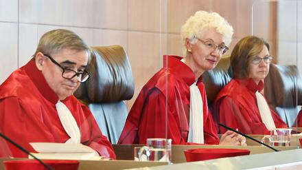 Der Zweite Senat beim Bundesverfassungsgericht mit Peter Müller, Doris König und Monika Hermanns (v.l.n.r.).