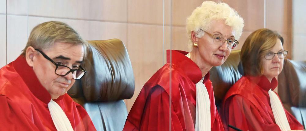Der Zweite Senat beim Bundesverfassungsgericht mit Peter Müller, Doris König und Monika Hermanns (v.l.n.r.).