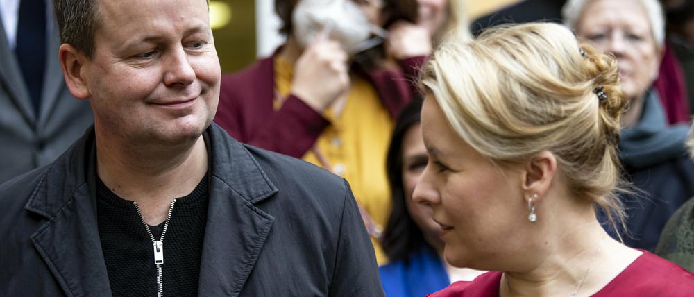 Schwieriges Verhältnis: Anders als Parteichef Klaus Lederer auf dem Bild fremdeln viele Linke mit Franziska Giffey als künftiger Koalitionspartnerin.