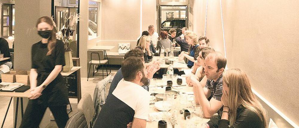 Geschätzte Geselligkeit. Die Sehnsucht danach steht im Widerspruch zur steigenden Unsicherheit angesichts der Inzidenzen.