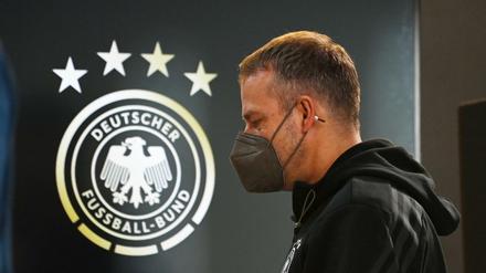 Schwierige Zeiten für den Bundestrainer. Hansi Flick musste nach dem positiven Corona-Test von Niklas Süle vier Spieler nachnominieren. 