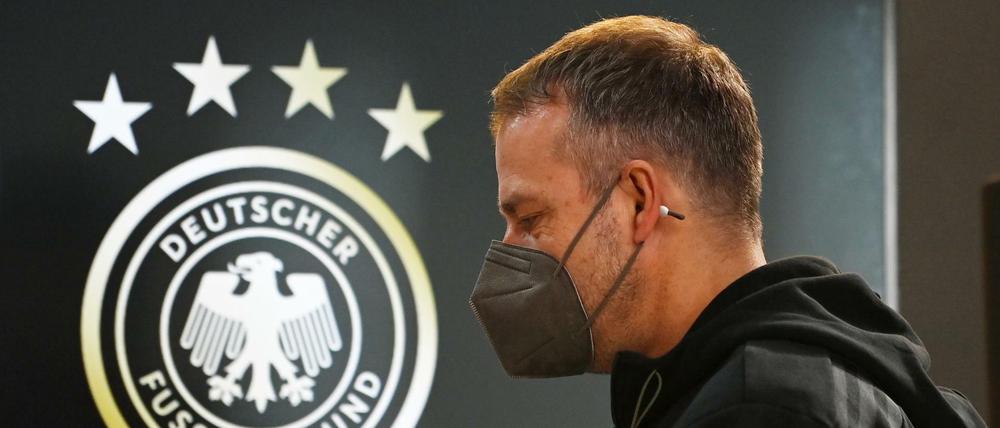 Schwierige Zeiten für den Bundestrainer. Hansi Flick musste nach dem positiven Corona-Test von Niklas Süle vier Spieler nachnominieren. 