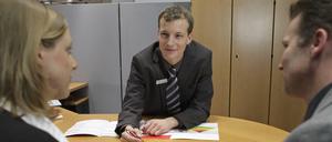 Ob die Ratschläge des Bankberaters im Interesse der Kunden sind oder doch im Interesse der Bank? Das weiß man nicht immer. 