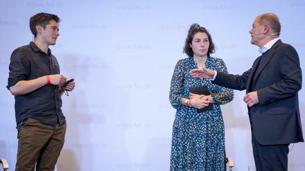 Die Klimaaktivisten Lea Bonasera und Henning Jeschke trafen Olaf Scholz - und stritten.